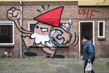 909495 Afbeelding van de graffiti met de Utrechtse Kabouter (KBTR) op de voorgevel van het voor sloop bestemde huis ...